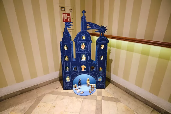 Szopka na szkolnym korytarzu.