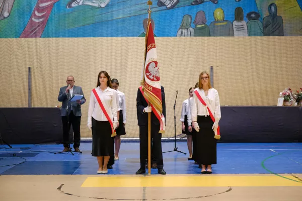 Zaprzysiężenie nowego pocztu sztandarowego podczas Dnia Edukacji Narodowej 2025. (fot. Amelia Szymańska)