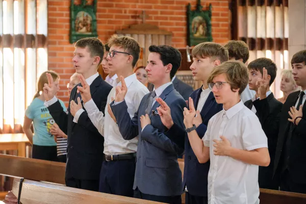 Uczniowie składają ślubowanie. (fot. Antoni Szumielewicz)