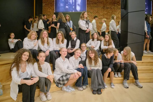 Uczennice SSP w Auli szkolnej podczas Szkolnego Dnia Niepodległości. (fot. Amelia Szymańska)