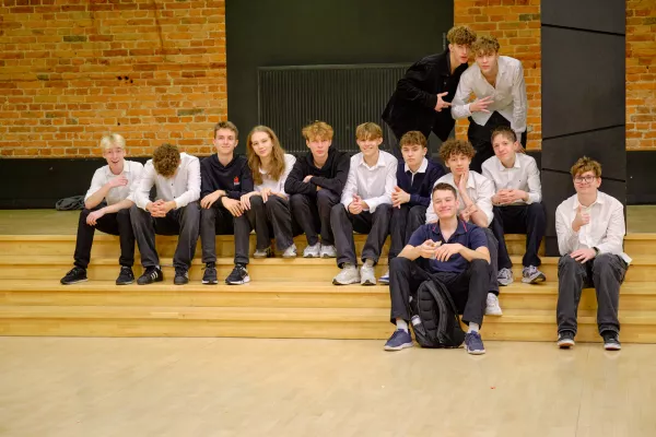 Uczniowie SLO w Auli szkolnej podczas Szkolnego Dnia Niepodległości.