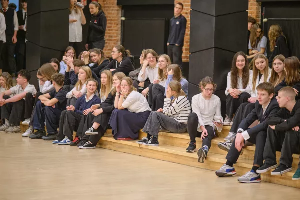 Uczniowie SLO podczas akademii z okazji Dnia Niepodległości. (fot. Amelia Szymańska)