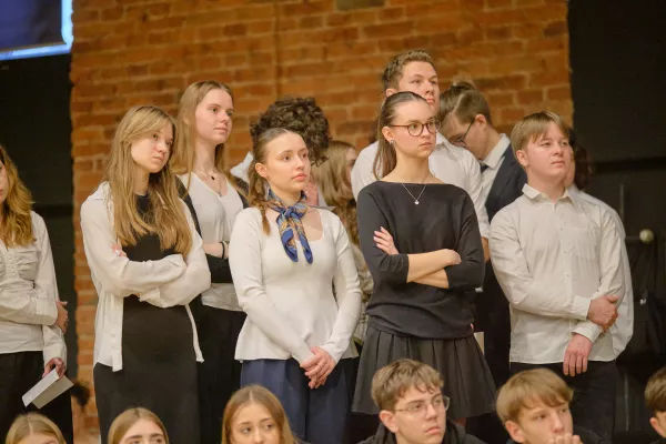 Uczniowie SLO podczas akademii z okazji Dnia Niepodległości. (fot. Amelia Szymańska)