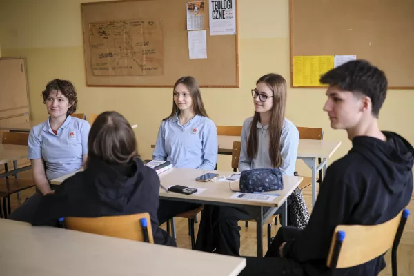 Spotkanie rekolekcyjne w klasach prowadzone przez animatorów. (fot. Amelia Szymańska)