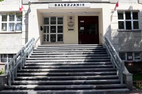 Wejście do Salezjańskiej Bursy im. Księdza Bosko w Łodzi