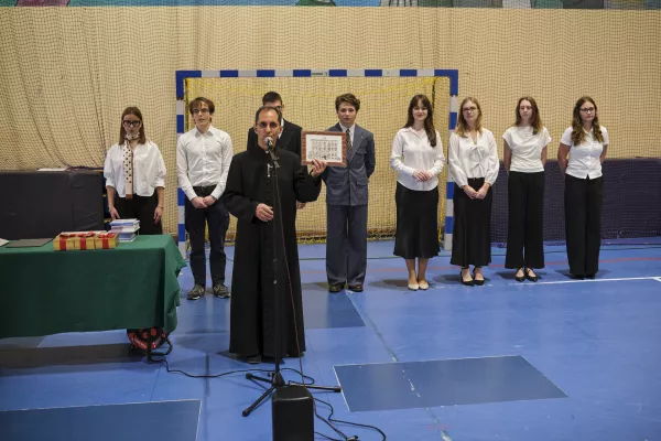 Dyrektor szkoły dziękuje ustępującemu samorządowi liceum.