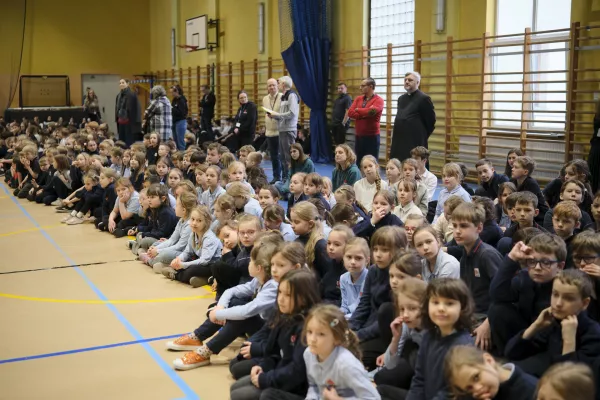 Akademia w hali sportowej z okazji Dnia Patrona 2026. (fot. Amelia Szymańska)