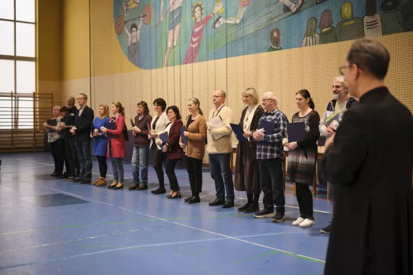 Dyrektor dziękuje nauczycielom, którzy pracują w szkole od minimum 18 lat. (fot. Amelia Szymańska)