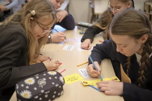 Licealiści prowadzą lekcje dla szkoły podstawowej. (fot. Amelia Szymańska)