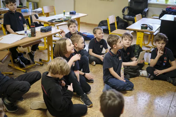 Licealiści prowadzą lekcje dla szkoły podstawowej. (fot. Amelia Szymańska)