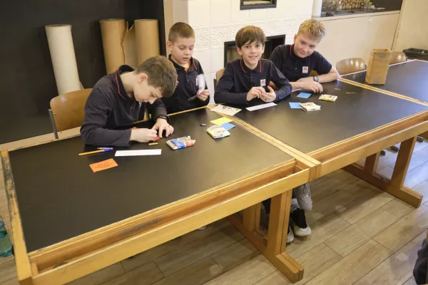 Licealiści prowadzą lekcje dla szkoły podstawowej. (fot. Amelia Szymańska)