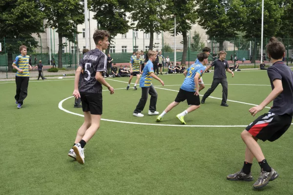 Pożegnalny mecz piłki nożnej między uczniami klas 7 i 8 SSP.