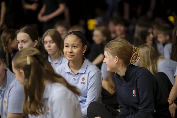 Uczniowie oglądają przedstawienie Oddział Aniołów Stróżów. (fot. Amelia Szymańska)