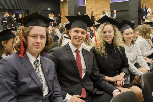 Abiturienci z 4c w biretach. (fot. Antoni Szumielewicz)