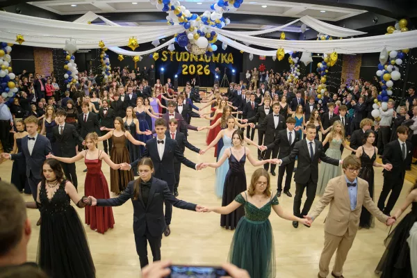 Maturzyści tańczą poloneza.