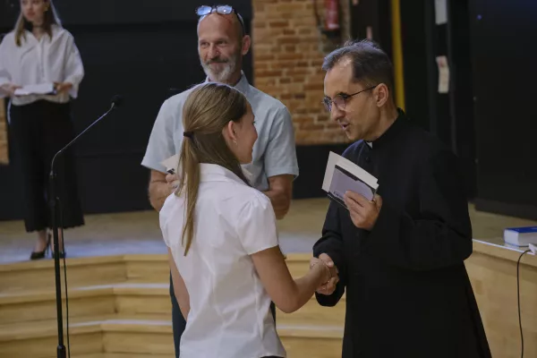 Dyrektor szkoły wręcza nagrody wyróżnionym uczniom. (fot. Antonii Szumielewicz)