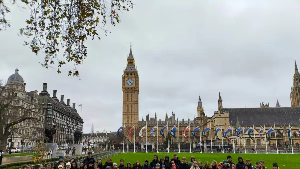 Uczestnicy wycieczki w Londynie, w tle Parlament i Big Ben. 