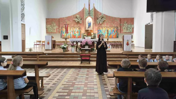 Siostra Daria podczas Słówka dla uczniów klas 1-3 SSP w parafii Matki Bożej Wspomożenia Wiernych