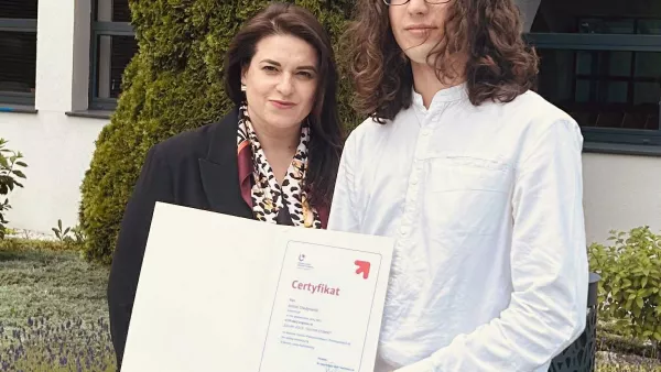 Pani Barbara Jundo Kaliszewska z Antonim Chodynieckim w czasie uroczystego zakończenia programu „Zdolny uczeń – świetny student”