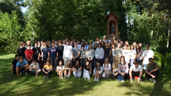 Obóz integracyjny klas pierwszych - zdjęcie grupowe dwóch klas