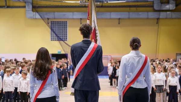 Poczet sztandarowy podczas akademii w Dniu Edukacji Narodowej 2025. (fot. Amelia Szymańska)