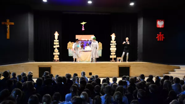 Uczniowie klas wczesnoszkolnych oglądają spektakl o gwarze łódzkiej "Fiksy na fleku" w wykonaniu Fundacji ależ Gustawie! 