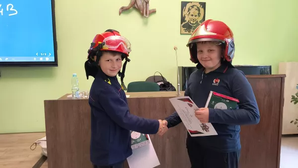 Spotkanie klas 4b i 5b ze strażakiem w auli Jana Pawła II (foto Marcin Paździor)