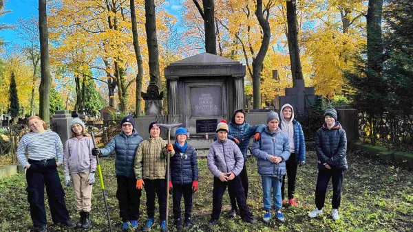 Porządkowanie Starego Cmentarza 2025 (foto Marcin Paździor