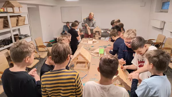 Wizyta uczniów 5b w pasiece Boży Dar, warsztaty techniczne