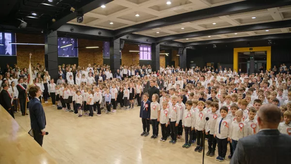 Uczniowie szkoły w ramach akcji "Szkoła do hymnu" śpiewają hymn państwowy. (fot. Amelia Szymańska)