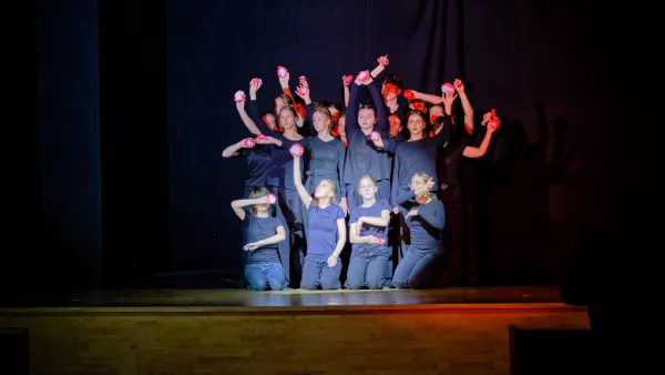 Etiuda w wykonaniu szkolnego teatru Beznazwy podczas akademii z okazji Dnia Niepodległości (fot. Agnieszka Guminiak)