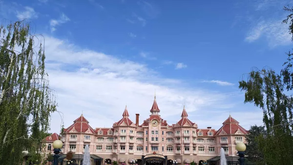 Wejście do Disneylandu pod Paryżem. 