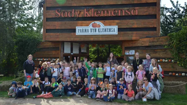 Zdjęcie grupowe pierwszoklasistów przed bramą Sadów Klemensa.