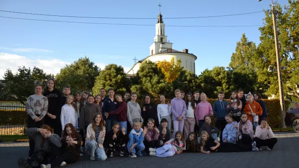 Zdjęcie grupowe teatru Beznazwy na dziedzińcu szkoły salezjańskiej w Sokołowie Podlaskim.