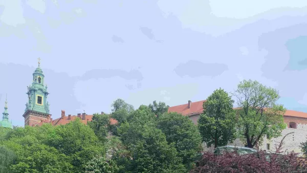 Zdjęcie grupowe klasy 3a i 3b w czasie wycieczki do Krakowa. W tle widać Wawel.