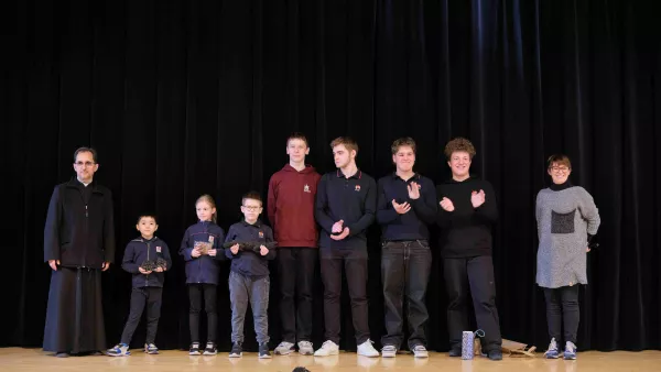 Uczniowie z koła misyjnego oraz laureaci misyjnej loterii z klas wczesnoszkolnych z dyrekcją szkoły. 