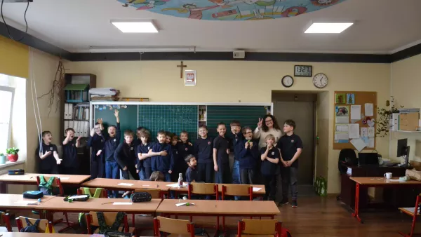 Uczniowie klasy 3b z mamą Janka, panią Anną Kubisztal.