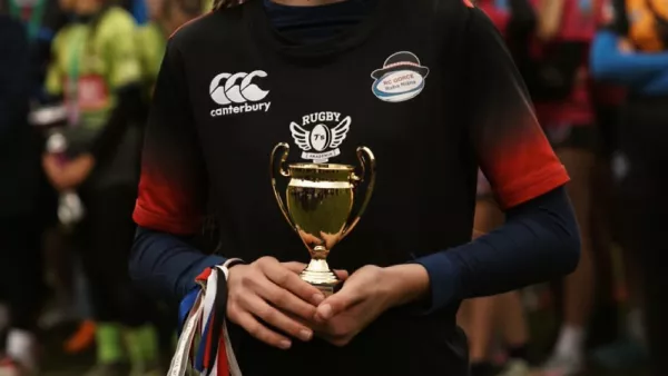 Klara Stępień ze zwycięskim pucharem I Turnieju Mistrzostw Polski Rugby Kobiet do lat 13 w ręku