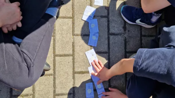 Uczniowie klasy 3D podczas gier terenowych