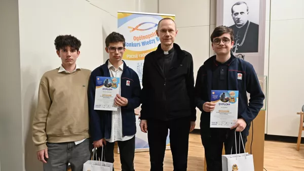 Uczestnicy etapu diecezjalnego z naszego liceum wraz z katechetą. (fot. facebook.com/CivitasChristianaLodz)