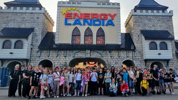 Zdjęcie grupy przed wejściem do Energylandii