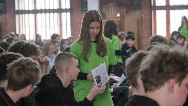 Animatorzy rozdają materiały rekolekcyjne. (fot. Agnieszka Guminiak)