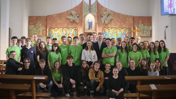 Wolontariusze, ministranci, muzycy zaangażowanie w szkolne rekolekcje. (fot. Amelia Szymańska)