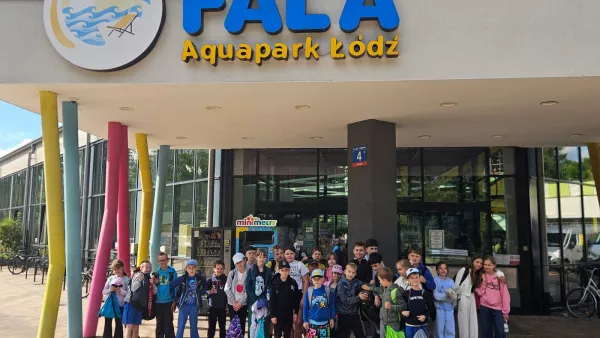 Uczestnicy I turnusu półkolonii SL Salos-Wodna przed wejściem do aquaparku FALA (foto Aliaksandr Manchak)