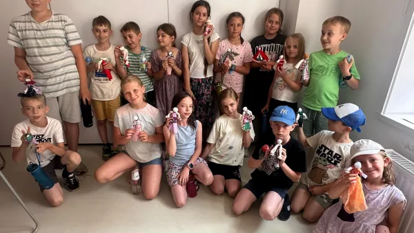 Uczestnicy III turnusu półkolonii SL Salos-Wodna podczas warsztatów w Muzeum Sztuki Współczesnej (foto Natalia Siarka)