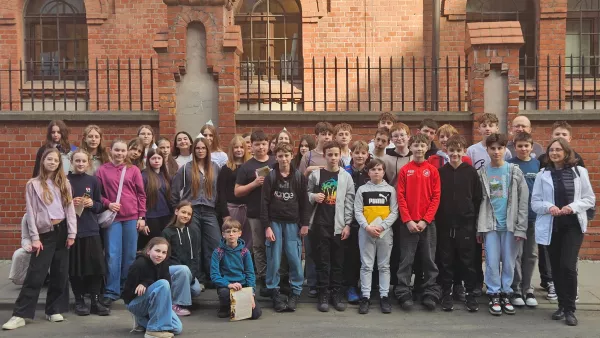 Uczniowie klas szóstych (c i d) przed Muzeum Powstania Warszawskiego 