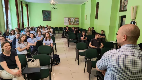 Grupowe ujęcie uczniów - podczas spotkania klas siódmych z zawodami medycznymi