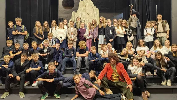 Zdjęcie grupowe uczniów klas szóstych z aktorami teatru Jaracza