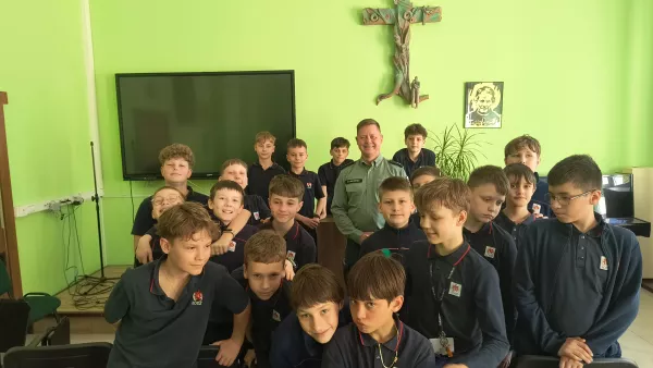 Spotkanie uczniów 5b z funkcjonariuszem Służby Celno-Skarbowej