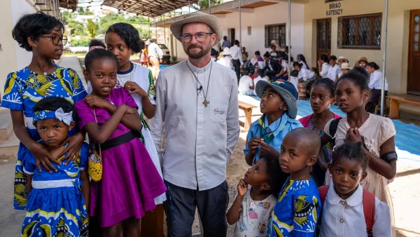 Ks. Marek z dziećmi - Don Bosko - Madagaskar